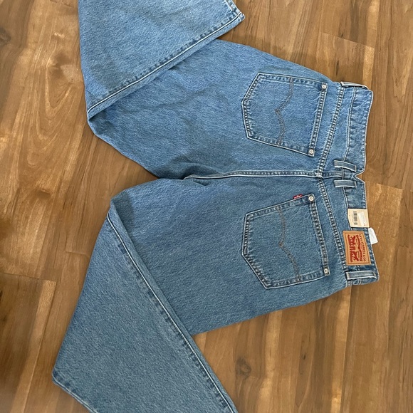 medium wash levi jeans size 32 - Picture 2 of 5